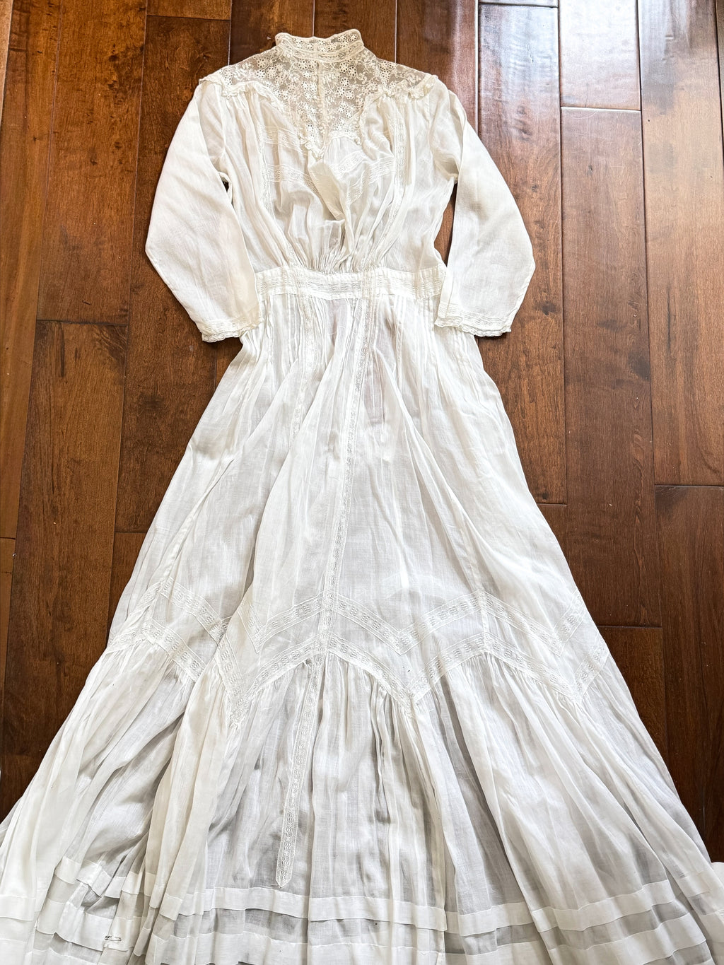 Antique Edwardian White Cotton Lace Victorian Lawn Dress XS/XXS Papillon Vintage Shop Antique Edwardian White Cotton Lace Victorian Lawn Dress XS/XXS Papillon Vintage Shop