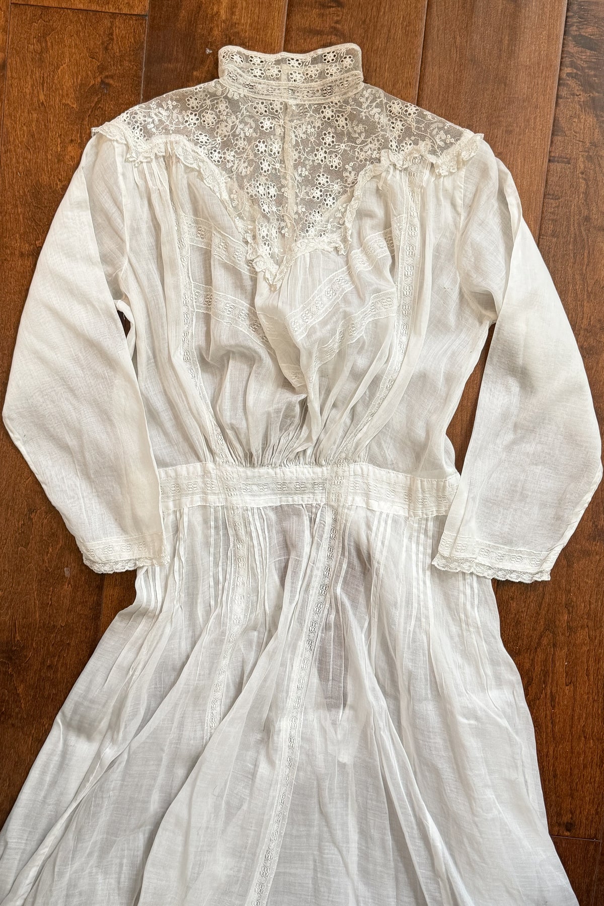 Antique Edwardian White Cotton Lace Victorian Lawn Dress XS/XXS Papillon Vintage Shop Antique Edwardian White Cotton Lace Victorian Lawn Dress XS/XXS Papillon Vintage Shop